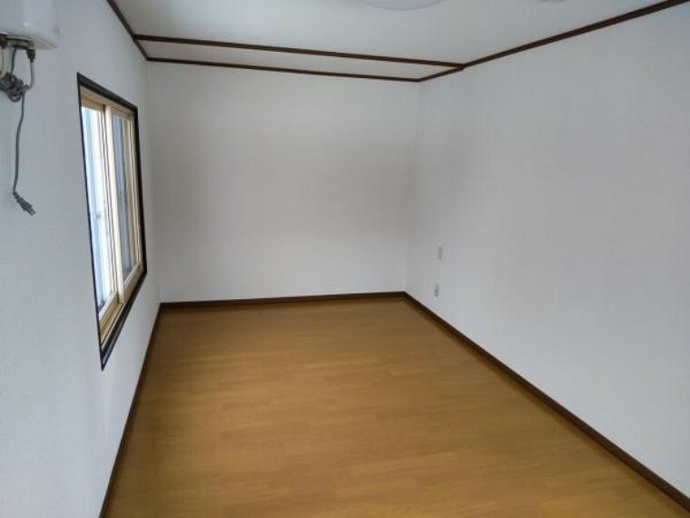 【リフォーム済】2階約9帖洋室写真。壁紙の張替え、床のクリーニングを行い、隣の洋室との間には、壁を作り、2つの部屋を独立したお部屋にしました。