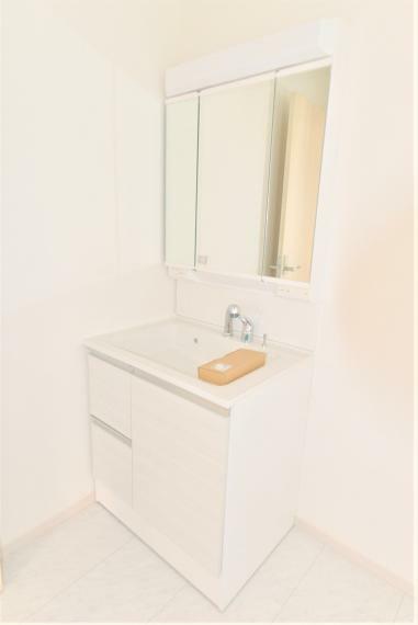 浴室 お手入れしやすいシャワー機能付洗面化粧台。大きな鏡で朝の準備もスムーズにできます。