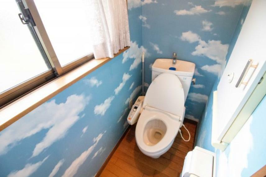 こちらは2階のトイレになります。1階にもトイレがあるので待つことなく使えるのは便利ですね。壁紙は可愛らしい雰囲気で、お子様に嬉しい楽しい空間になります。