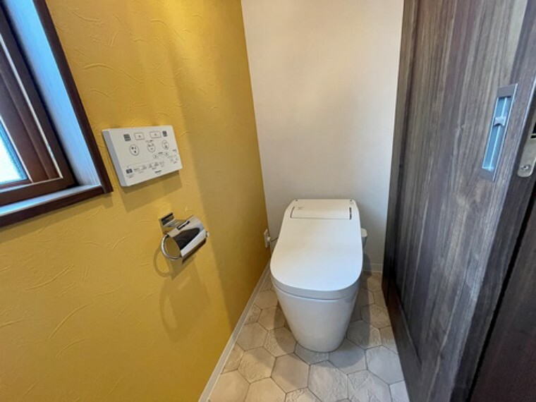 トイレ ウォシュレット付トイレで快適にトイレが利用できます！ 扉のレールなどが床に無いのでお掃除もラクラク