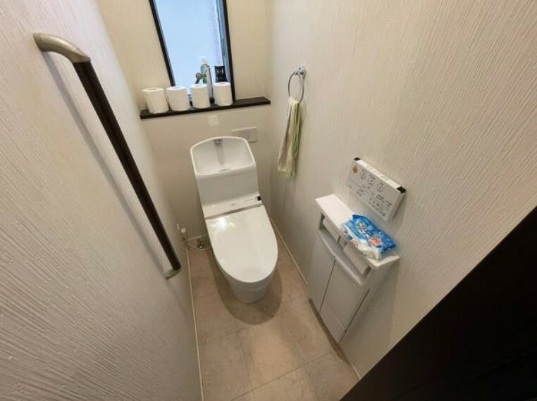 2階トイレです。ウォシュレット・手すり・収納付きの使いやすいトイレです。