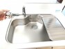 （リフォーム済）キッチンの水栓金具はノズルが伸びてシンクのお手入れもラクラクです。水栓本体には浄水機能が内蔵されていて、おいしいお水をつくります。