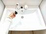 洗面化粧台 （リフォーム済）新品の洗面台の水栓はノズルが伸びるのでボウルの隅々まで水が届いてお手入れ簡単です。洗面ボウルは底が平らなので、つけ置き洗いなどの家事でも活躍します。