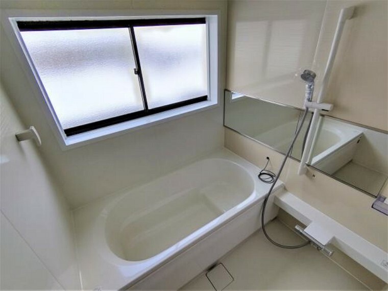 浴室 【リフォーム済】ハウステック製のユニットバスに新品交換しました。足を伸ばせる1坪サイズの広々とした浴槽で、1日の疲れをゆっくり癒すことができますよ。