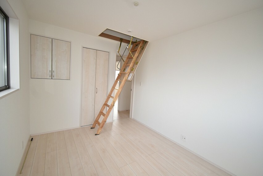 洋室 6帖洋室 小屋裏収納付き。はしごを上ると収納スペースがあります（5.38平米）。季節の小物収納に便利です。