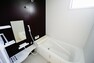 浴室 デザイン性に優れた浴槽でゆったりとしたバスタイムを演出。ベンチ付きなので半身浴も楽しめます。