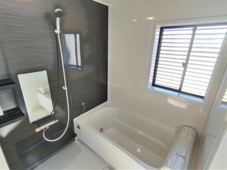浴室 【リフォーム済】浴室は1坪タイプのタカラスタンダード製ユニットバスに新品交換しました。自動湯張り・追い焚き機能付きで、いつでも温かいお湯につかれます。
