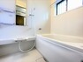 専用部・室内写真 【リフォーム済み】浴室はハウステック製の新品のユニットバスに交換しました。浴槽には滑り止めの凹凸があり、床は濡れた状態でも滑りにくい加工がされている安心設計です。