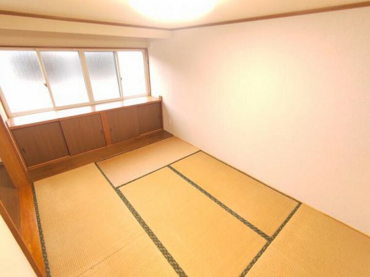【リフォーム後】6畳の和室板の間には腰下の収納があります。