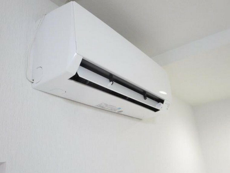 冷暖房・空調設備 【同仕様写真】リビングに設置するFujitsu製のエアコンです。お部屋を素早く理想的な温度へ、電流カット機能で急激な電流の上昇を防ぎ他の家電製品併用時のブレーカー落ち対策に有効な機能もあります。