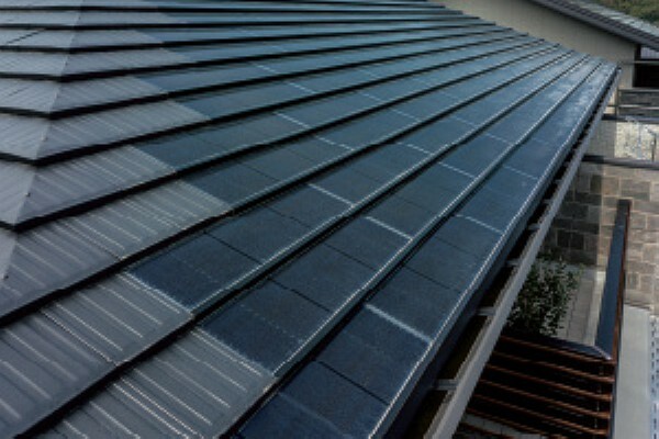 発電・温水設備 スマートなデザインの「屋根瓦一体型太陽光発電」積水ハウスは太陽光電池モジュールのデザインを改良。太陽電池モジュールそのものを屋根材とし、「オリジナル平瓦」とデザインを統一して屋根材との一体感を実現。もちろん強度や耐久性も徹底追求。※No.17・18共通の仕様です
