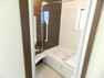 浴室 木目調の壁は、心安らぐ空間を演出します。