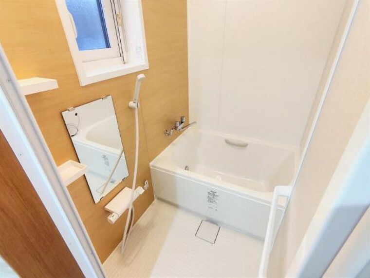 浴室 【リフォーム済】浴室は0.75坪タイプの追焚き付きのユニットバスに新品交換しました。コンパクトな浴槽ですのでお湯の節約にもなりますし、掃除も簡単です。