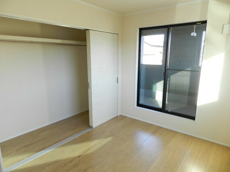 洋室 収納付のお部屋は室内スペースを広く使えますね。