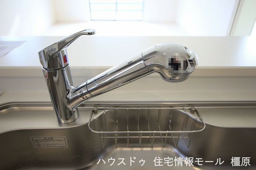 キッチン 水栓一体型の浄水器を設置。 場所を取らずにきれいな水がいつでも利用できます