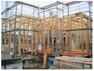 構造・工法・仕様 日本で長年の実績がある工法で、柱、梁などの「軸組み」で構造体を作ります。 接合部には金物、筋交いなどで補強を行いより強度を高めます。 木材はプレカットによりばらつきを防ぎ、品質が安定。