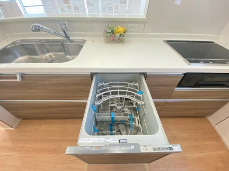 ボタンで簡単操作！家事の時短に便利な食器洗乾燥機を標準装備。