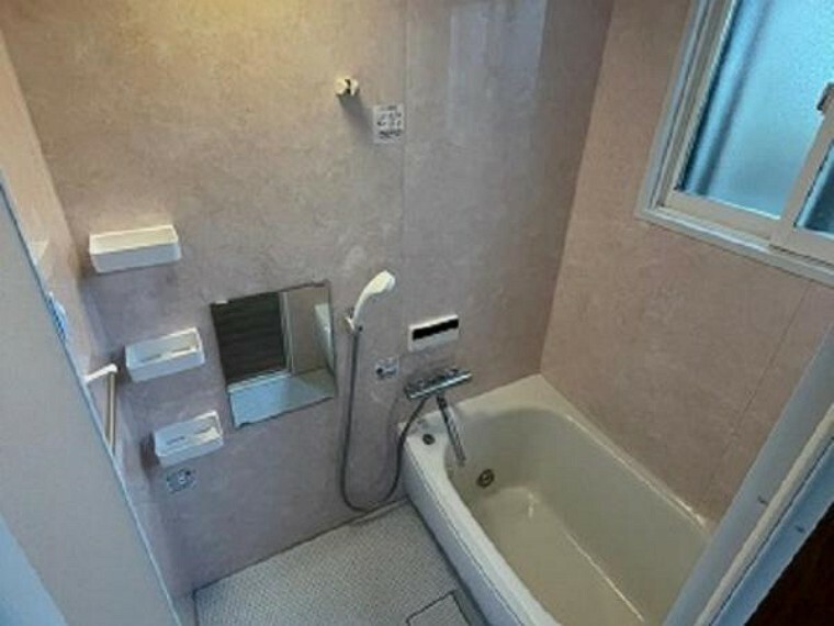 浴室 自然換気ができる窓付きのバスルームです