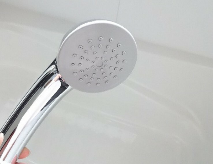【同仕様写真】　浴室のシャワーヘッドです。超節水のエコシャワーは省エネに大きく貢献。シャワー内の圧力を増幅させ、勢いのある吐水により従来と比較して節水効果を実現しています。