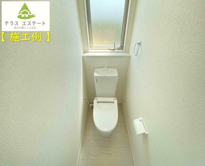 トイレ 小窓がついており明るく換気もできるトイレは1階と2階にそれぞれあります！※写真は同一タイプもしくは同一仕様となります。