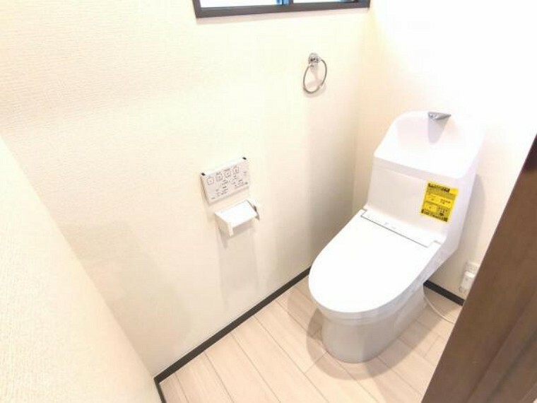 トイレ 【リフォーム済】トイレは気持ち良くお使い頂く為、TOTO製新品の便器・便座に交換しました。もちろん温水洗浄付き便座ですので、季節を問わず快適です。床・天井・壁クロス張り替えしました。