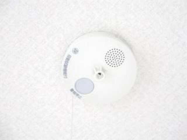 【リフォーム済】全居室に火災警報器を設置、キッチンには熱感知型、その他の部屋には煙感知型の報知器を設置しました。聞こえやすい警報音、音声で緊急事態をすばやく知らせてくれます。