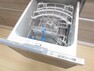 【リフォーム済】食洗器の写真です。ビルトインタイプの食洗機を設置しました。洗い物が面倒だと感じる方も楽しく家事ができ、新生活が楽しくなりますね。