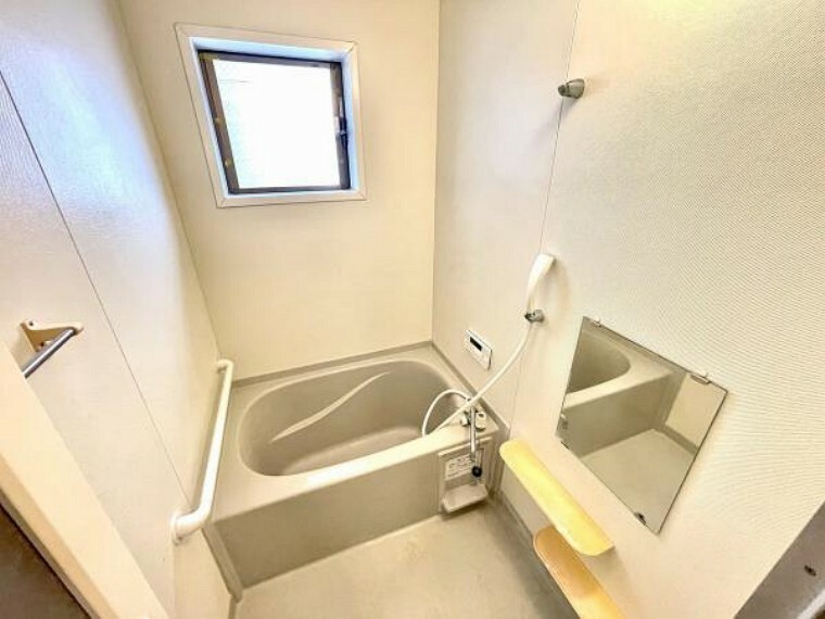 浴室 【バスルーム】 タイル貼りの床や壁がレトロで可愛らしい印象の浴室です