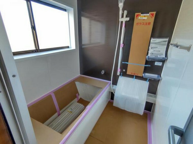 浴室 【同仕様写真】浴室はハウステック製の新品のユニットバスに交換しました。足を伸ばせる1坪サイズの広々とした浴槽で、1日の疲れをゆっくり癒すことができますよ。
