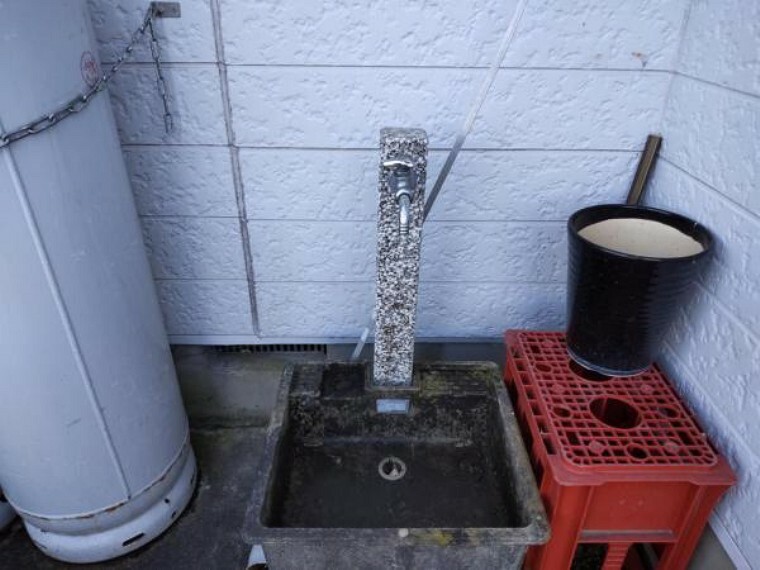 【リフォーム中】外用水栓です。こちらはクリーニングを行います。駐車場に近いので、洗車をする時には助かりますね。