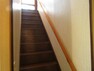 洋室 【リフォーム中】階段を撮影しました。ノンスリップを新設し、手すりは強度確認後クリーニングを行います。