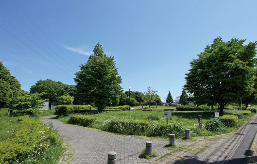 現地から190m（最長）　今泉中央公園　せせらぎ水路で水遊びもできる、自然豊かで四季折々の自然の移ろいを満喫できる公園です。（約190m・徒歩3分）