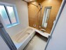 浴室 【浴室】窓付きで換気ができる清潔なバスルーム。浴槽も洗い場もゆとりがありお子さんと一緒に入れる広さです！