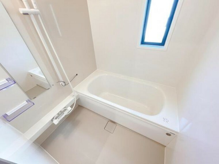 浴室 【リフォーム後】浴室はHousetec製の新品のユニットバスに交換しました。足を伸ばせる1坪サイズの広々とした浴槽で、1日の疲れをゆっくり癒すことができますよ。