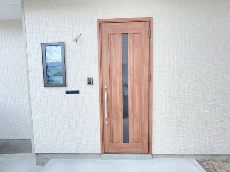 玄関 【リフォーム後】玄関ドアは交換しました。玄関が変わるだけで住宅の雰囲気が変わります。