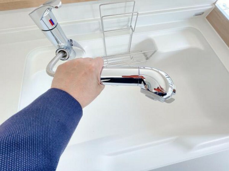 【キッチン水栓】新品交換したキッチンの水栓金具はノズルが伸びてシンクのお手入れもラクラクです。水栓本体には浄水機能が内蔵されていて、おいしいお水をつくります。