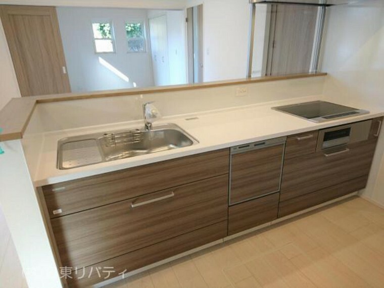 キッチン 対面式のキッチンには食洗機やIHクッキングヒーターを完備。