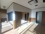 【リフォーム中】1階和洋室写真。こちらは洋室の床はフローリング張、和室の畳は表替えを行います。照明も交換いたします。