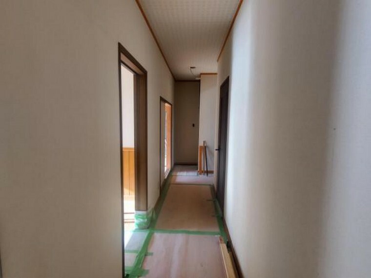 【リフォーム中】1階廊下写真。床はクリーニングを行い、壁・天井クロス貼替、照明交換行います。