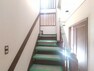 【リフォーム中】階段写真。階段はクリーニングを行います。壁・天井クロス貼替、照明交換行います。