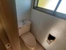 【リフォーム中】2階トイレ写真。こちらのトイレは新品交換いたします。床はクッションフロア張替え、壁・天井クロス貼替ます。