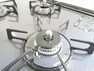 キッチン コンロは3口ありお料理の同時進行が可能です。ワンタッチ着火で押すだけ、レバーで火力調整など操作も簡単です。また五徳が楽に取り外せるのでお掃除がしやすいですよ。