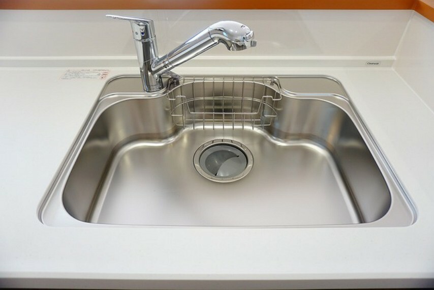 キッチン 大きめの鍋も洗える使い勝手の良い異形シンク。水はねの音や食器が当たる音を大幅に軽減する静音仕様です。