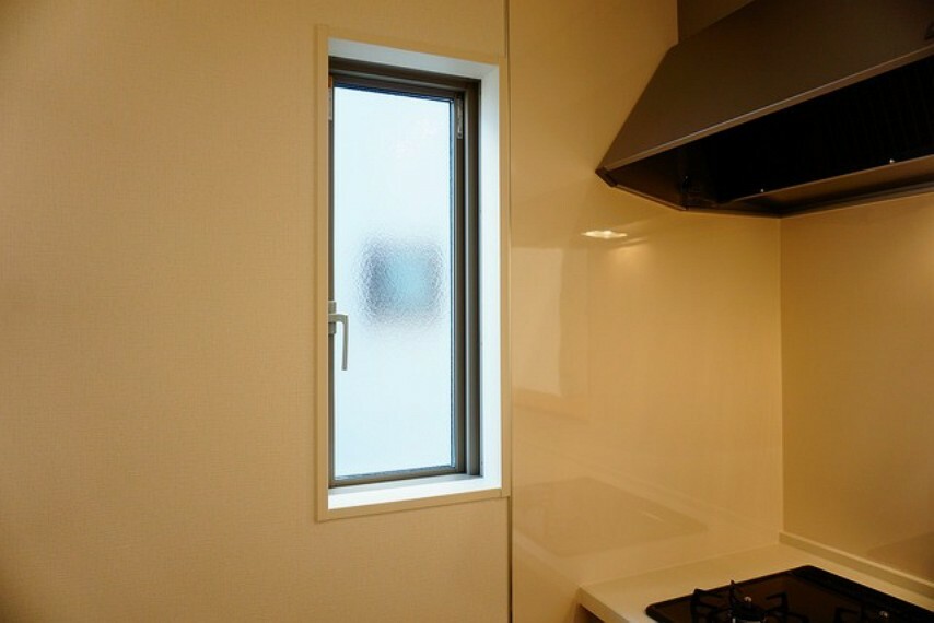 キッチン キッチン窓は日光を取り入れたり、換気扇では取りきれない魚のにおいなど、外の空気を入れることで取り去ることができますね。