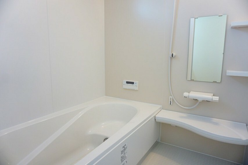 浴室 清潔感のある浴槽でゆったりとしたバスタイムを演出。ベンチ付きなので半身浴も楽しめます。