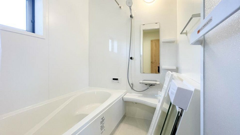 浴室 《一日の疲れを落としてくれる場所は、落ち着く場所でなければならない》　高級感溢れるカラーと大きさ・柔らかな曲線で構成された半身浴も楽しめるバスタブが心地よさをもたらします。