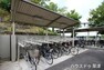 駐輪場はきれいに整理整頓されています。 屋根付きのため雨の日も自転車は濡れません。