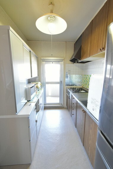 キッチン バルコニーに繋がるドアがあり 明るいキッチン 通気性も良好です。