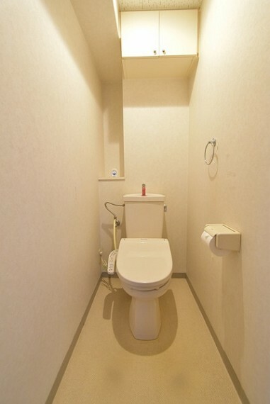 トイレ トイレにも収納がありスッキリと片付くトイレです。