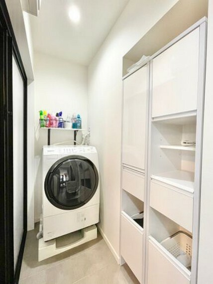洗面化粧台 注文住宅だから出来た、収納豊富なランドリースペース。タオルや洗剤のストックなどに活かせるスペース